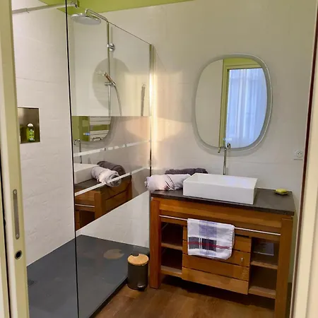 T2 Standing De La Tour Jayan *