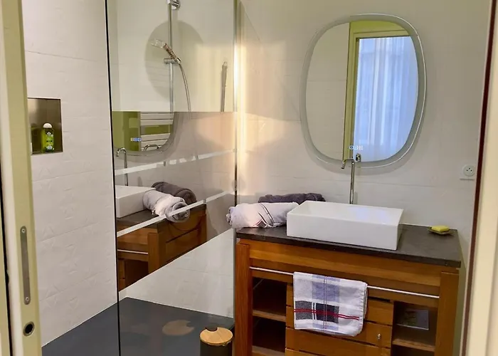 T2 Standing De La Tour Jayan *